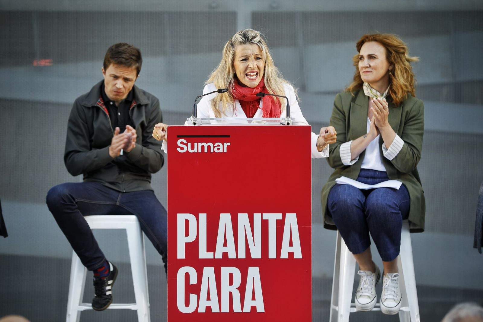La vicepresidenta segunda del Gobierno y coordinadora general de Sumar, Yolanda Díaz, en un acto público por las elecciones europeas en Jerez de la Frontera (Cádiz), junto a la cabeza de lista, Estrella Galán, y el portavoz de Sumar, Íñigo Errejón.