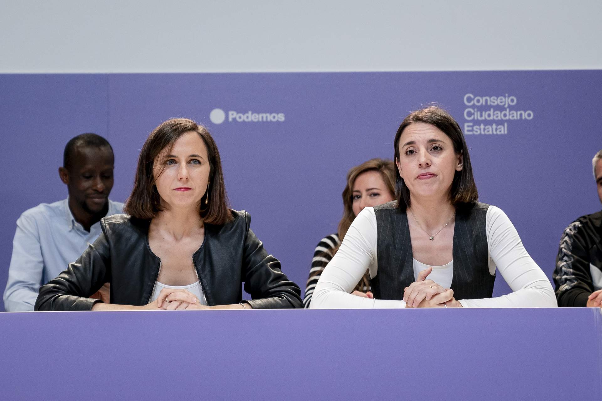 La secretaria general de Podemos, Ione Belarra (i), y la secretaria Política de Podemos y candidata del partido a las elecciones europeas, Irene Montero (d), durante una reunión del Consejo Ciudadano.