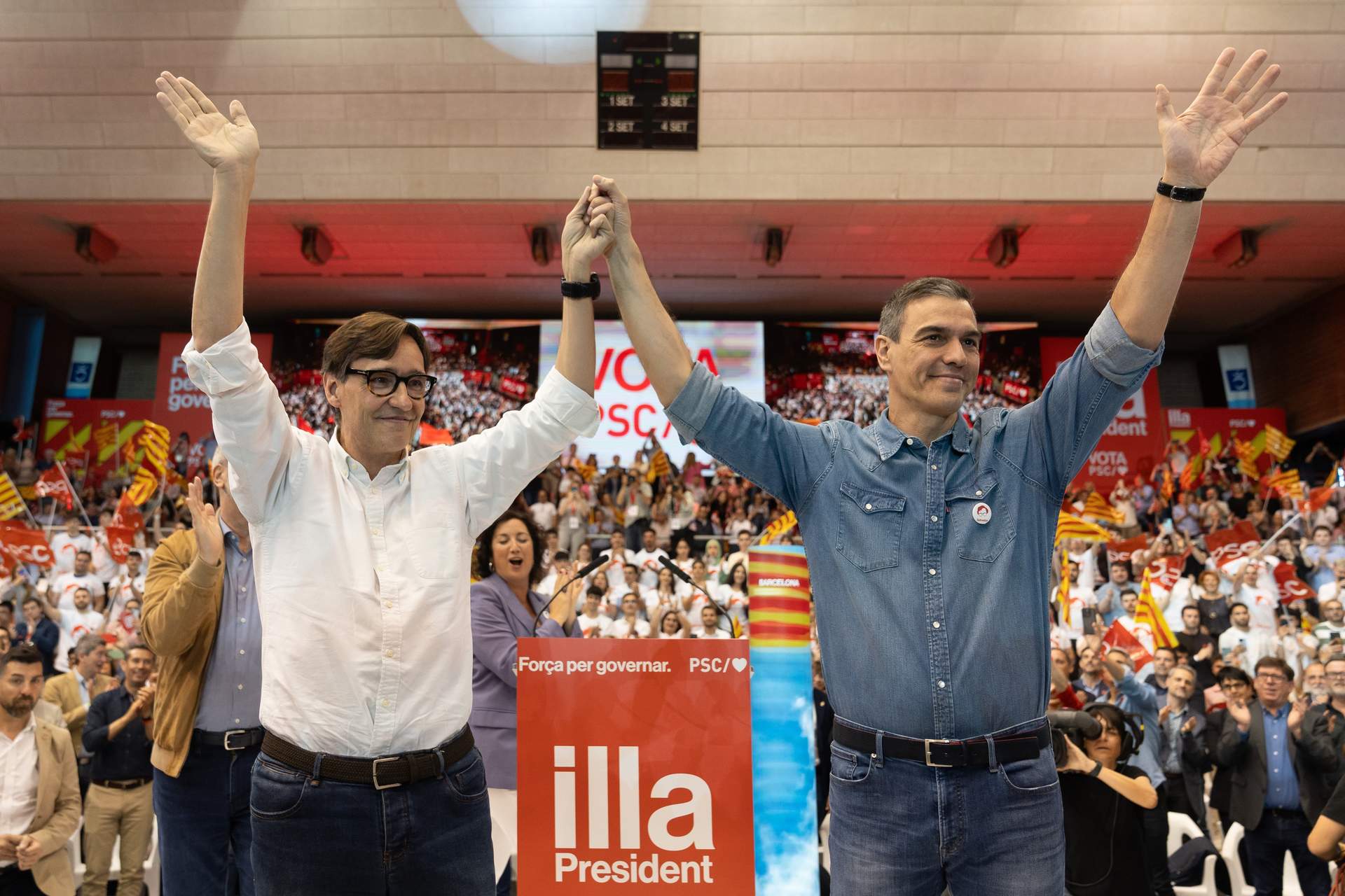 El candidato del PSC Salvador Illa (i) y el presidente del Gobierno Pedro Sánchez (d), durante un mitin del PSC.