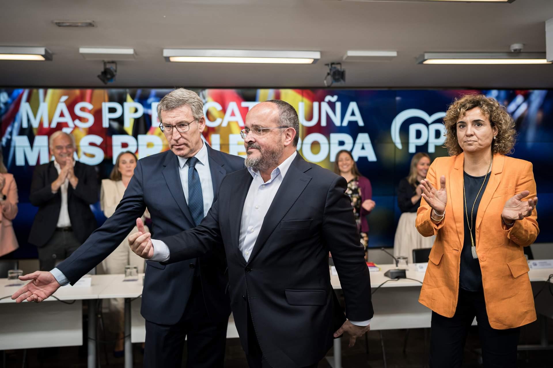 De izquierda a derecha. El presidente del PP, Alberto Núñez Feijóo, el candidato del PP para las elecciones catalanas, Alejandro Fernández, y la candidata del PP a las elecciones europeas, Dolors Montserrat, durante la reunión del Comité Ejecutivo Nacional.