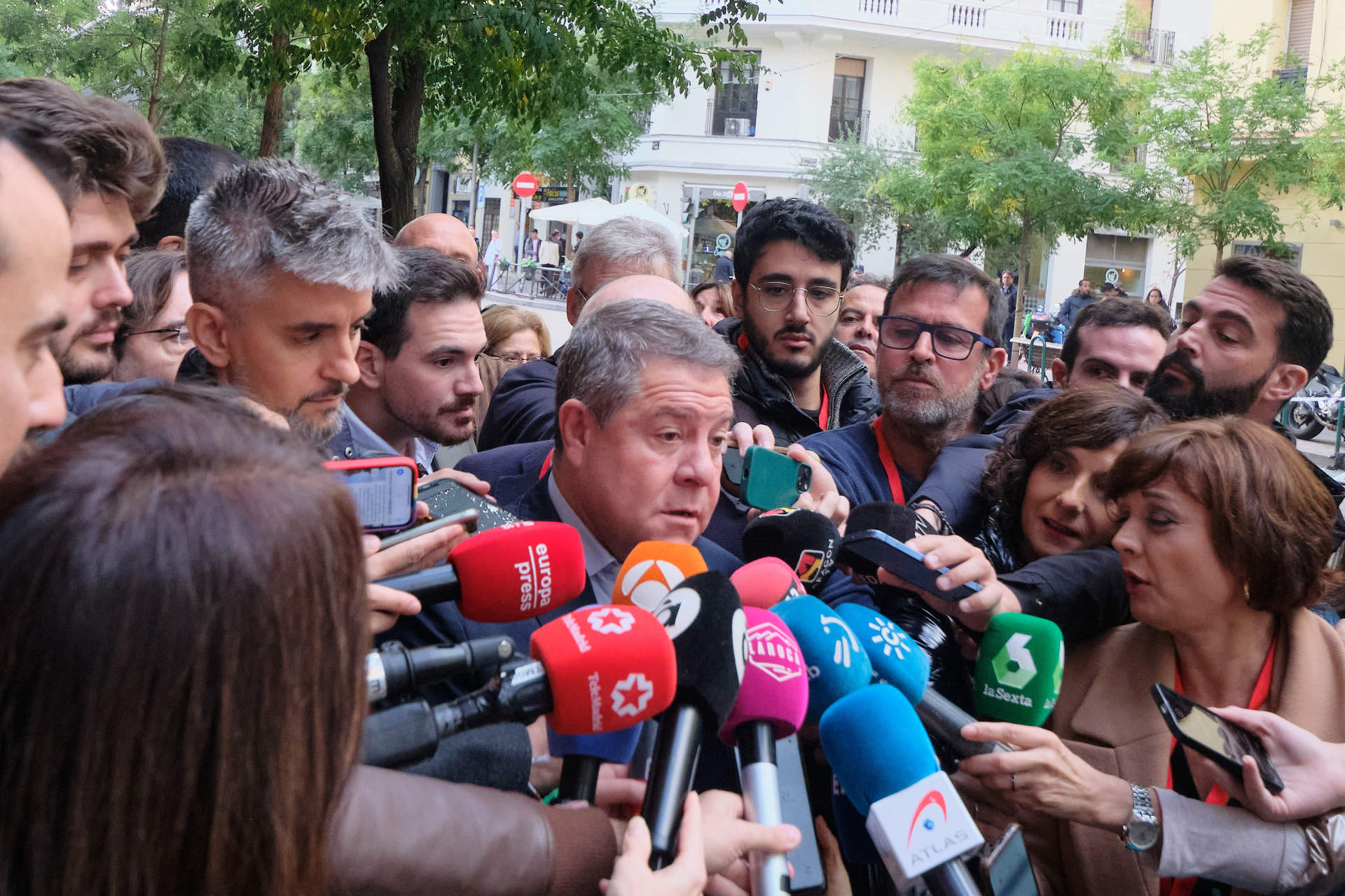 El presidente de Castilla-La Mancha, Emiliano García-Page, atiende a los medios antes de la reunión del Comité Federal, en la sede del PSOE, a 28 de octubre de 2023, en Madrid.