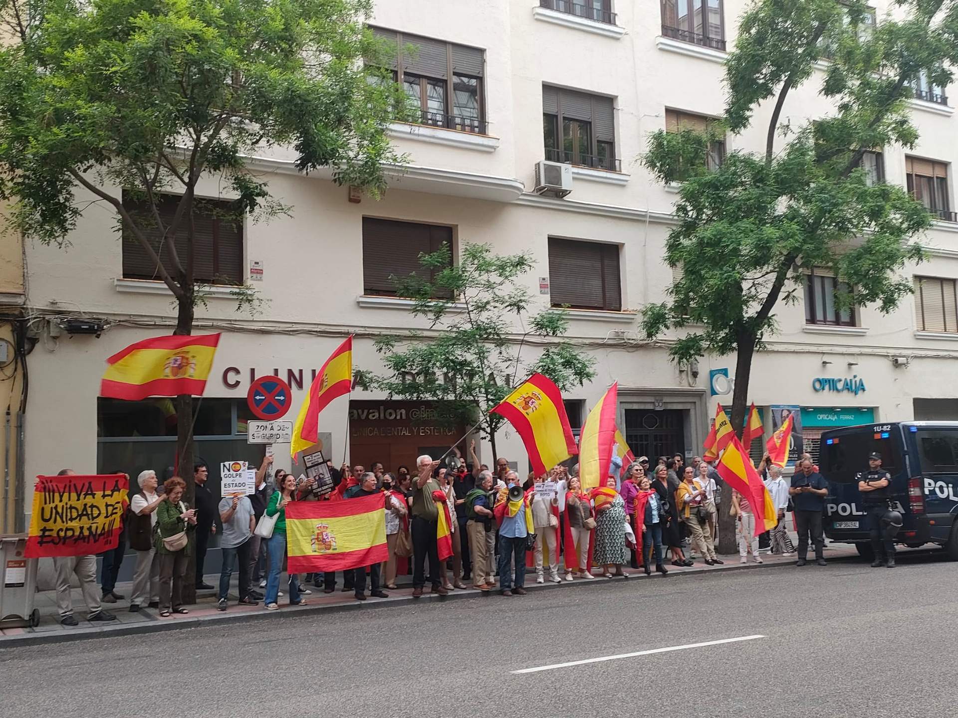 Medio centenar de personas protesta contra el presidente del Gobierno y secretario general del PSOE, Pedro Sánchez, frente a la sede de Ferraz al inicio de la noche electoral de las autonómicas catalanas.