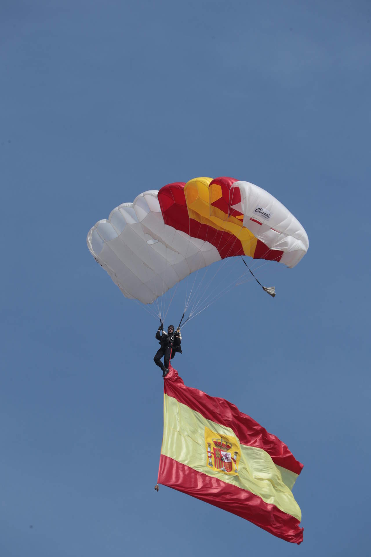 Salto paracaidista de la Bripac en febrero de 2019 (Foto: José Hontiyuelo / Ejército de Tierra DECET).