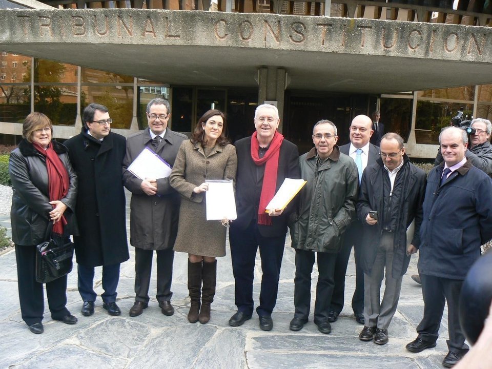 Diputados de varios grupos del Congreso, en la presentación del recurso contra la no revalorización de las pensiones.