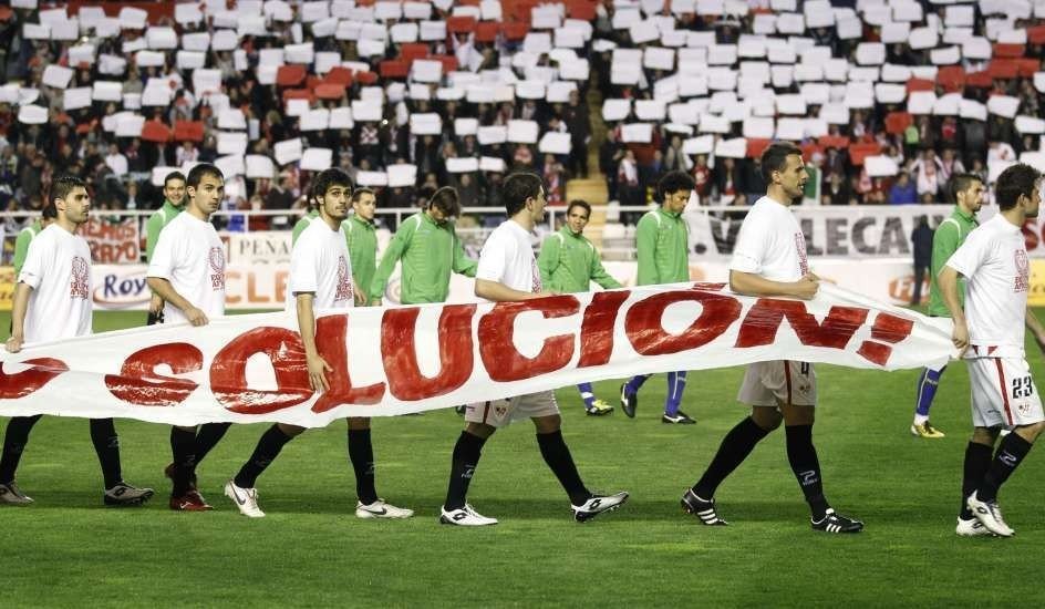 Futbolistas del Rayo Vallecano protestas por un impago de sus nóminas.