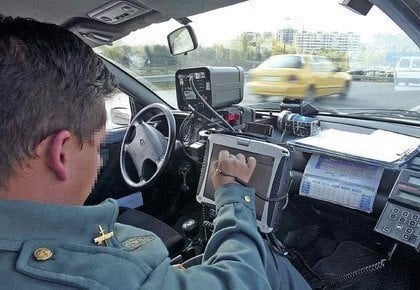 Agente de la Guardia Civil en un puesto con radar móvil.