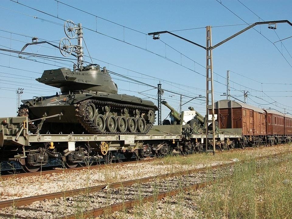 Carro de combate M-41 y obuses sobre el tren histórico de las Fuerzas Armadas.