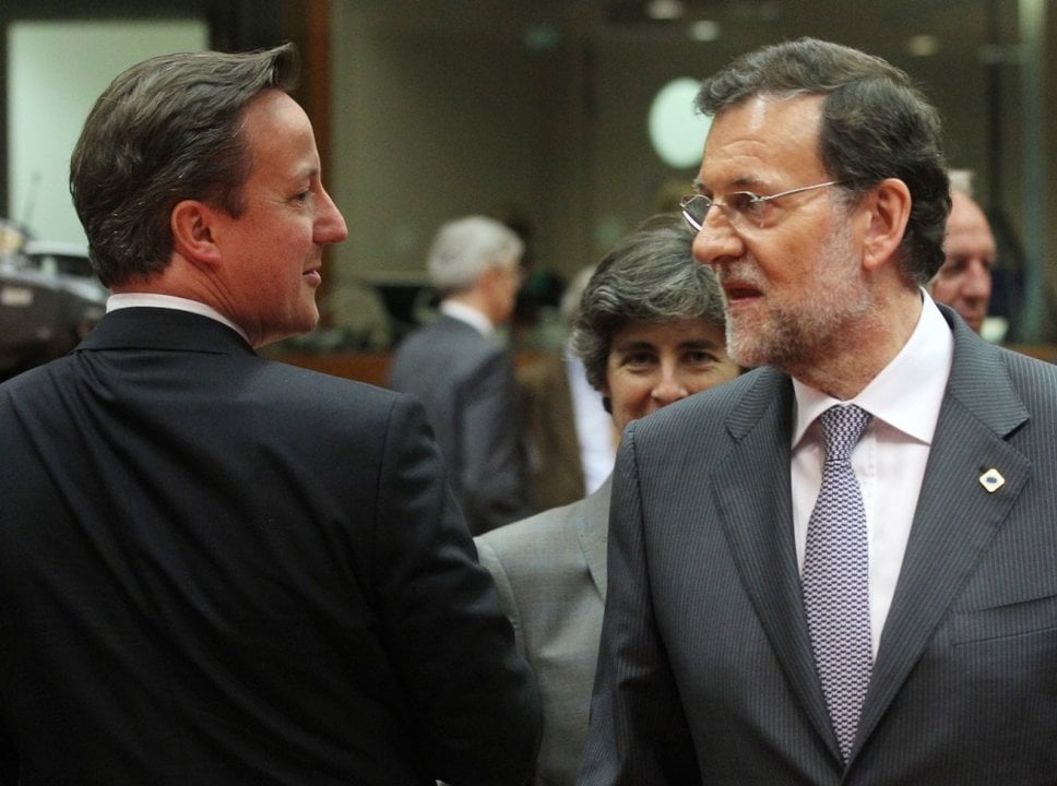 Mariano Rajoy se cruza con David Cameron.