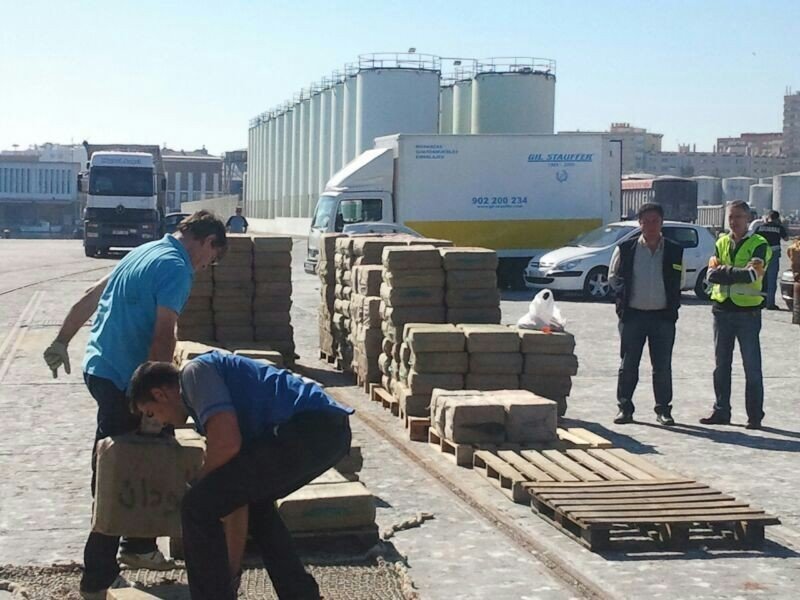 Agentes de Vigilancia Aduanera desembarca los fardos de droga en el puerto de Málaga.