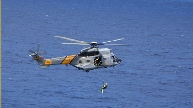 Helicóptero de la Armada durante las tareas de búsqueda.