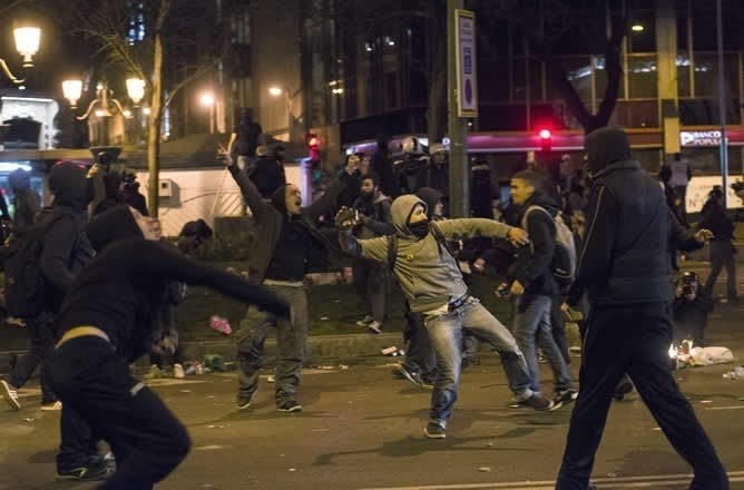 Manifestantes lanzan piedras a los policías el pasado sábado en Madrid. 