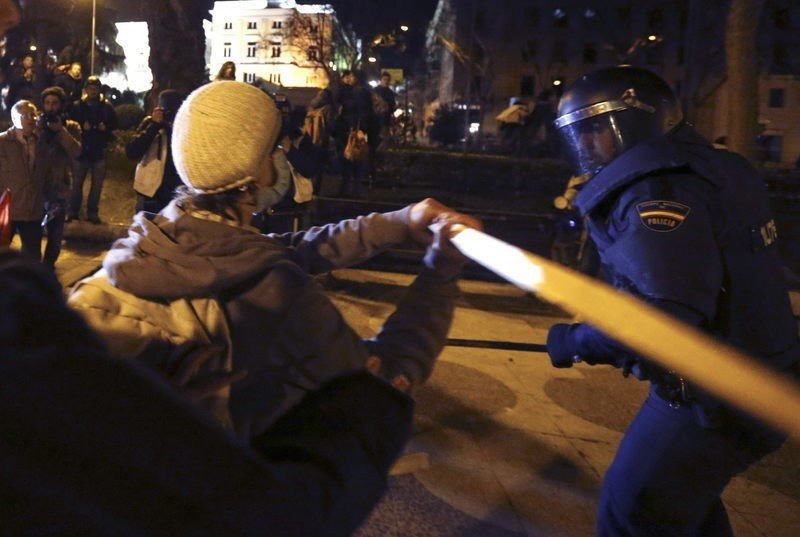 Un manifestante agrede a un policía el 22-M.
