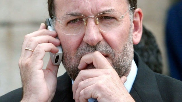 Mariano Rajoy hablando con su teléfono móvil.