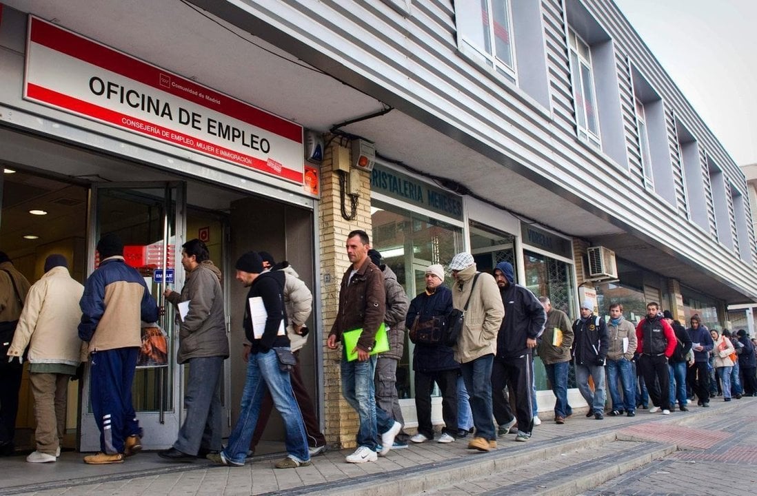 Desempleados haciendo cola en una oficina de empleo de la Comunidad de Madrid.