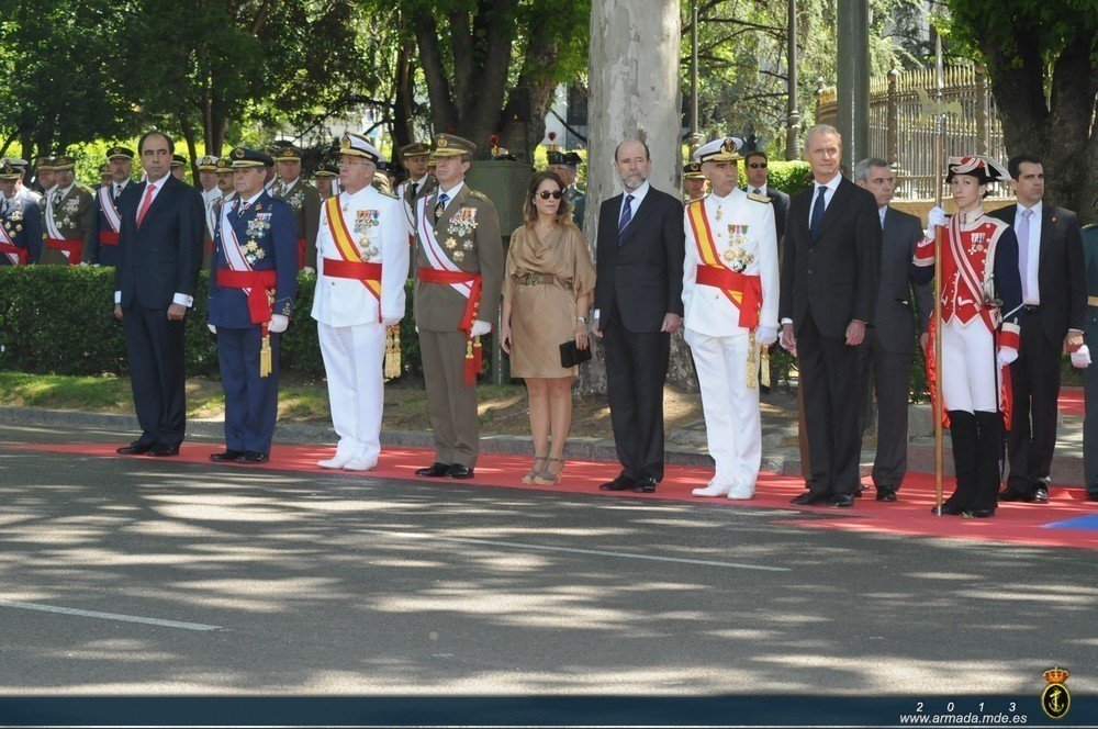 Autoridades esperando al rey Juan Carlos durante el DIFAS de 2013 en Madrid.