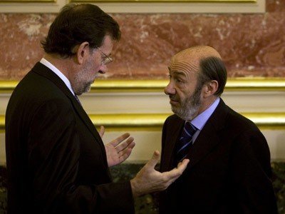 Rajoy y Rubalcaba conversan en un aparte en privado.
