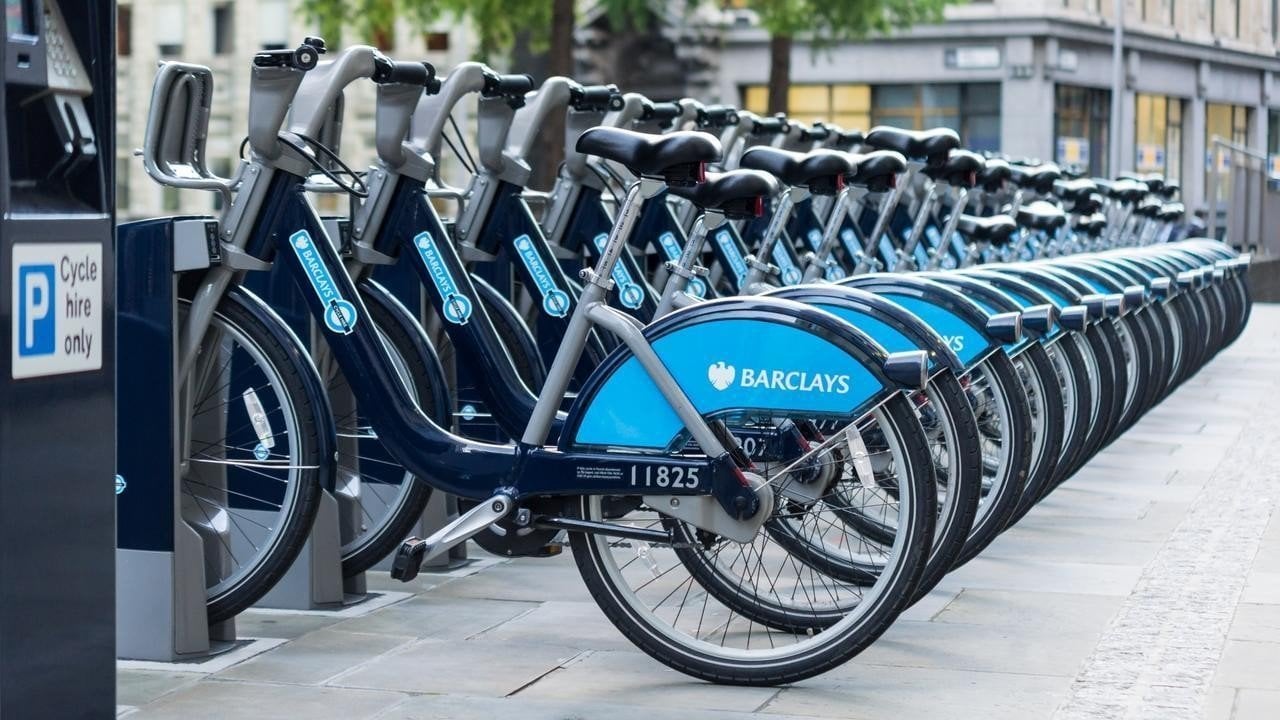 Barclays patrocina actualmente el servicio de bicicletas de alquiler en Londres.