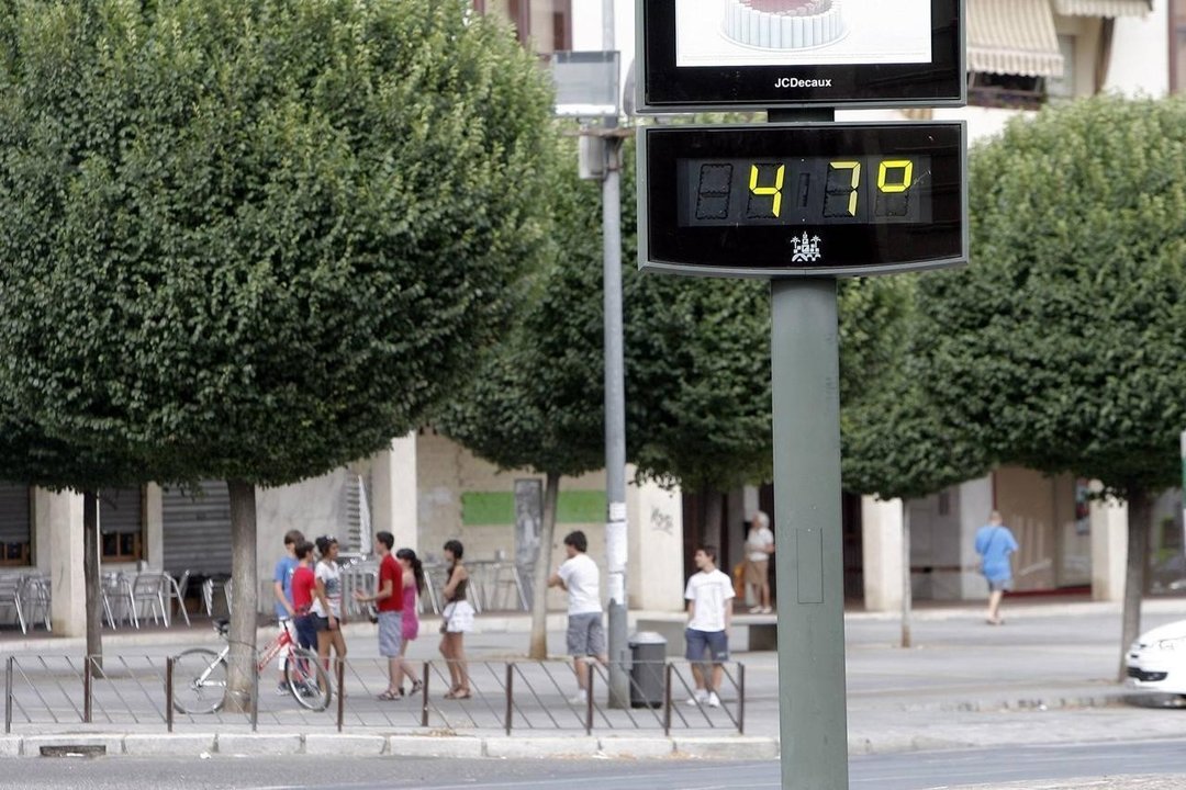 La ola de calor activa la alerta roja por riesgo de mortalidad en Madrid y Sevilla.