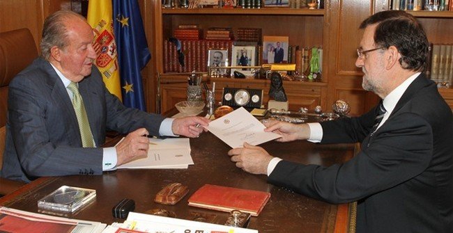 El rey comunica a Rajoy su abdicación.
