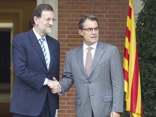 Mariano Rajoy saluda a Artur Mas en La Moncloa.