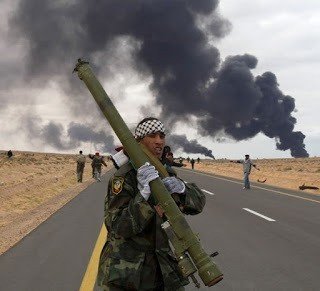 Un miliciano de Libia con uno de los lanzamisiles SA-7 robados de los arsenales de Gadafi.