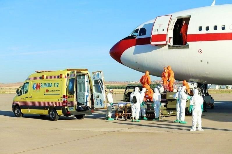 Sanitarios reciben al religioso contagiado de ébola en la base aérea de Torrejón de Ardoz.