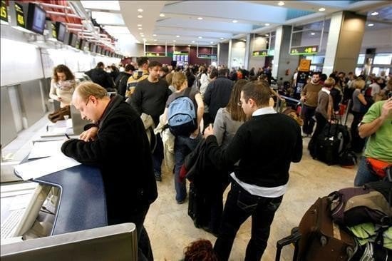 Emigrantes españoles en el aeropuerto.