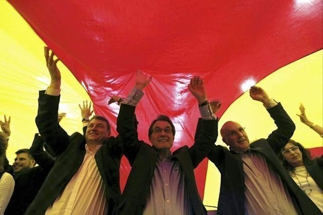 Artur Mas debajo de una bandera catalana.
