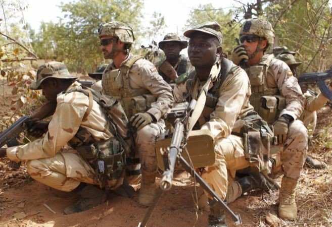 Militares españoles de maniobras de instrucción con soldados de Malí.
