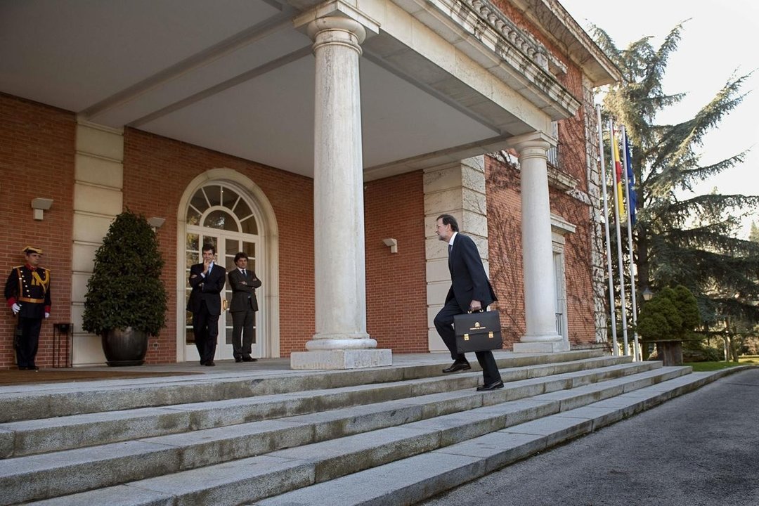 Rajoy accediendo al Palacio de la Moncloa.