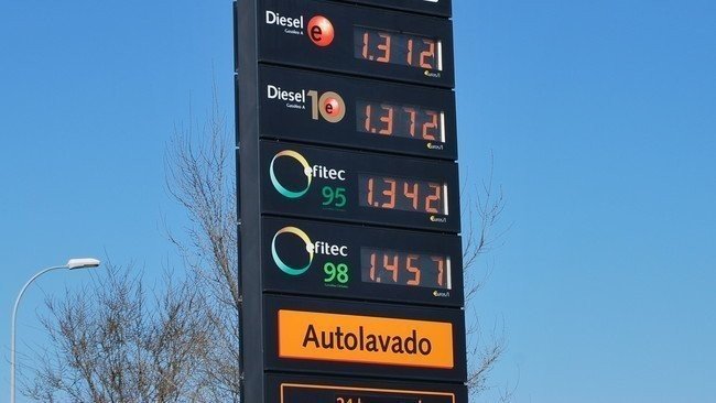 Panel de precios de una gasolinera.
