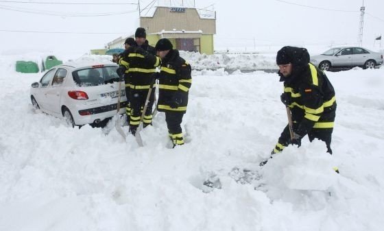 Efectivos de la UME desbloqueando una carretera afectada por un temporal de nieve.