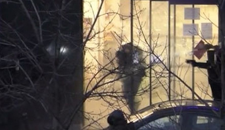 Imágenes del asalto al supermercado de París, donde Coulibaly logró llegar hasta la puerta mientras recibía disparos