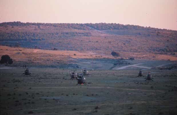 Helicópteros del Ejército de Tierra durante unas maniobras en el campo de Chinchilla.