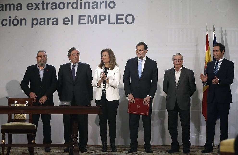 Méndez, Rosell, Rajoy, Báñez, Toxo y Garamendi, tras firmar el acuerdo.