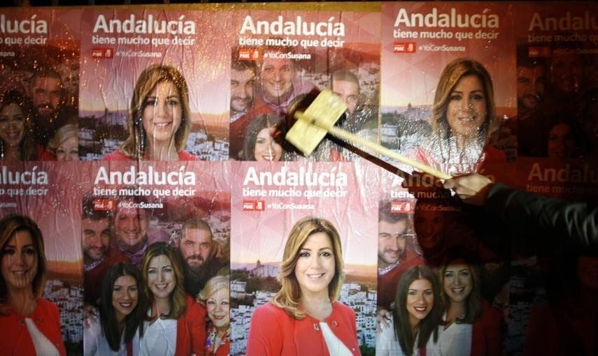 Pega de carteles con el lema "Andalucía tiene mucho que decir".