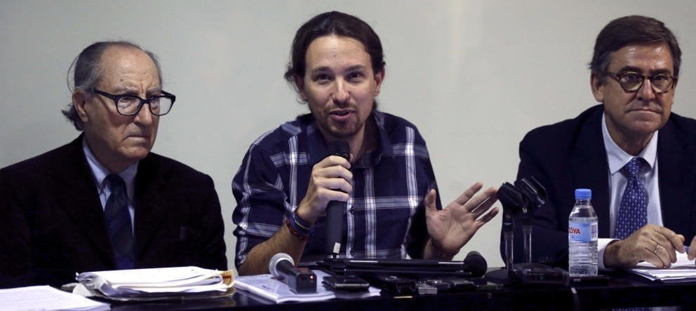 Pablo Iglesias y los economistas Vincenç Navarro y Juan Torres.