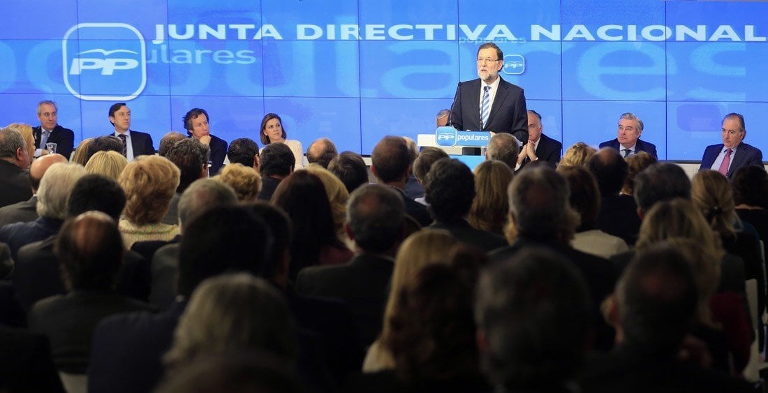 Cargos electos del PP escuchan a Rajoy en la Junta Nacional.