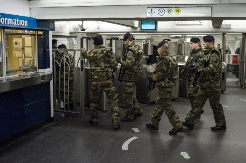 Militares franceses patrullando el Metro de París.