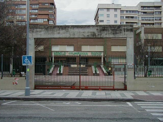 Puerta del Instituto Iturrama de Pamplona donde se grabaron las imágenes.