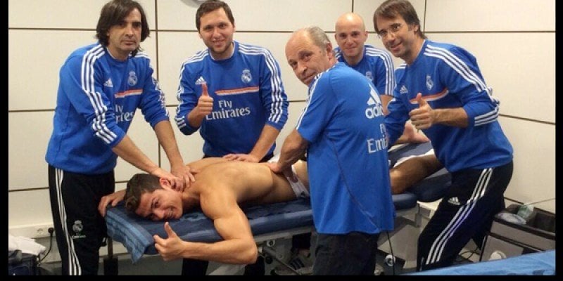 Cristiano Ronaldo, con el antiguo equipo médico del Madrid.