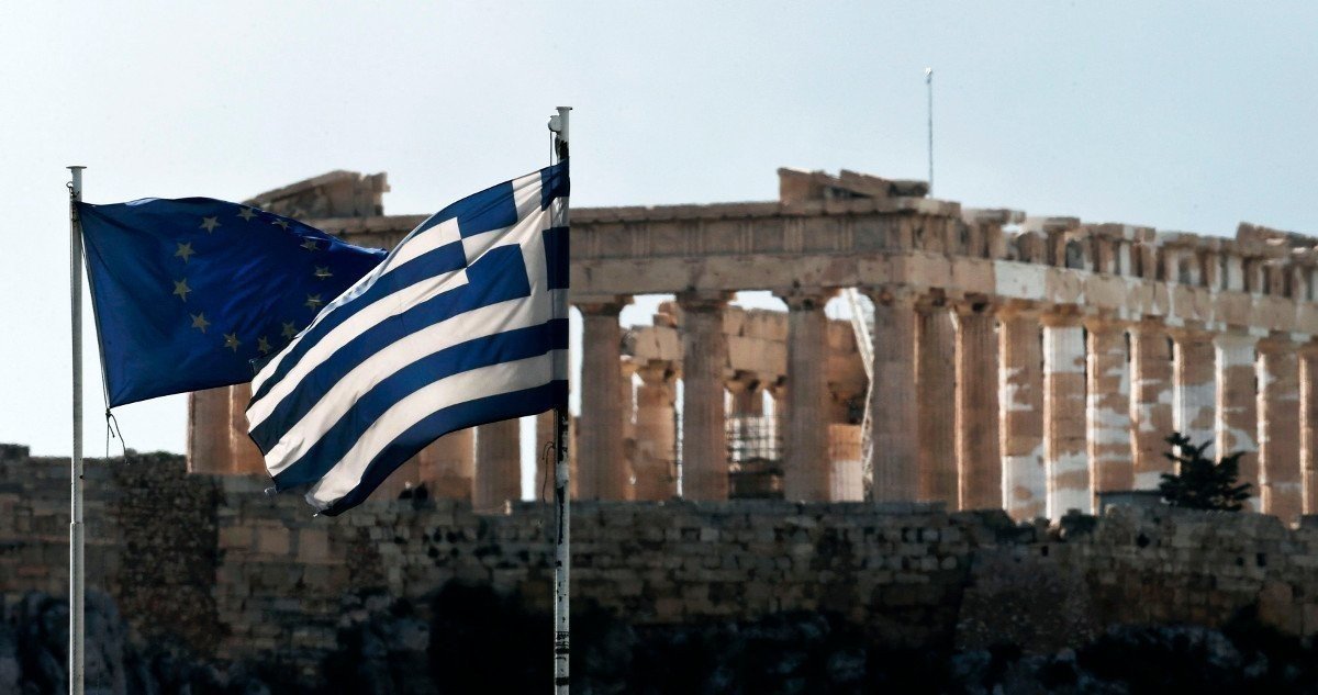 Banderas de Grecia y la Unión Europea. 