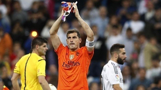 Casillas aplaude a los aficionados del Bernabéu.