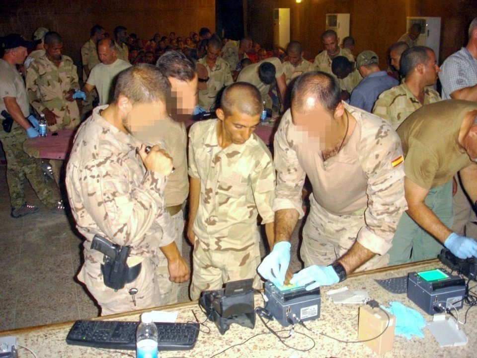 Instructores españoles toman las huellas dactilares a un soldado iraquí (Ministerio de Defensa).