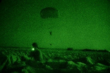 Paracaidistas de la OTAN durante uno de los saltos nocturnos sobre Alemania. Fotografía de la 82 División estadounidense.