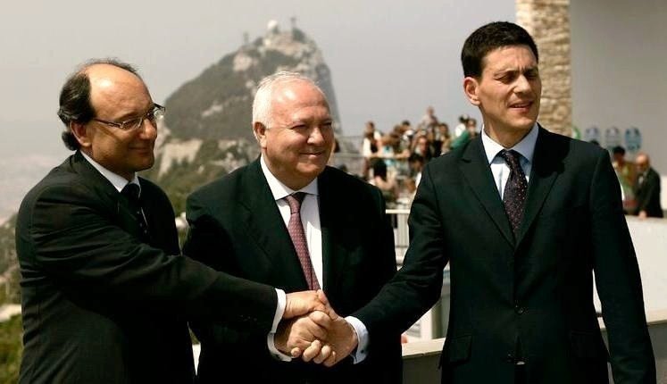 Miguel Ángel Moratinos (en el centro), en Gibraltar en 2006.