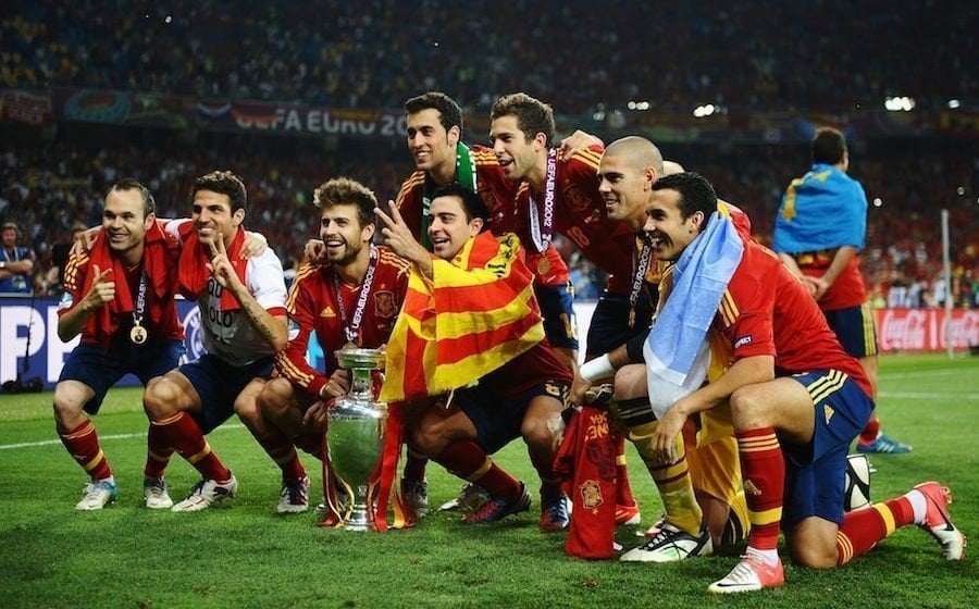 Jugadores catalanes de la selección posan con la bandera catalana tras ganar la final de la Eurocopa 2012