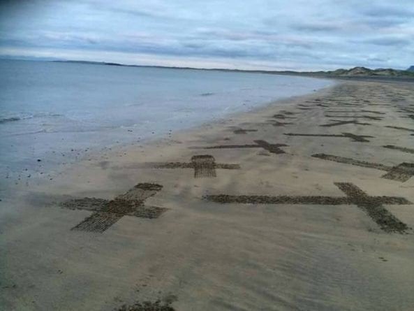 Las cruces aparecidas en una playa de Irlanda.