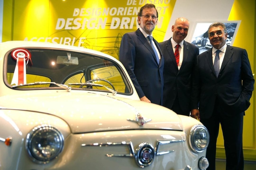 Mariano Rajoy, en la planta de Seat en Martorell con el presidente de Seat, Jürgen Stackmann, y el vicepresidente ejecutivo de Volkswagen, Francisco Javier García Sanz.