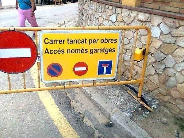 Señal de tráfico en catalán. 